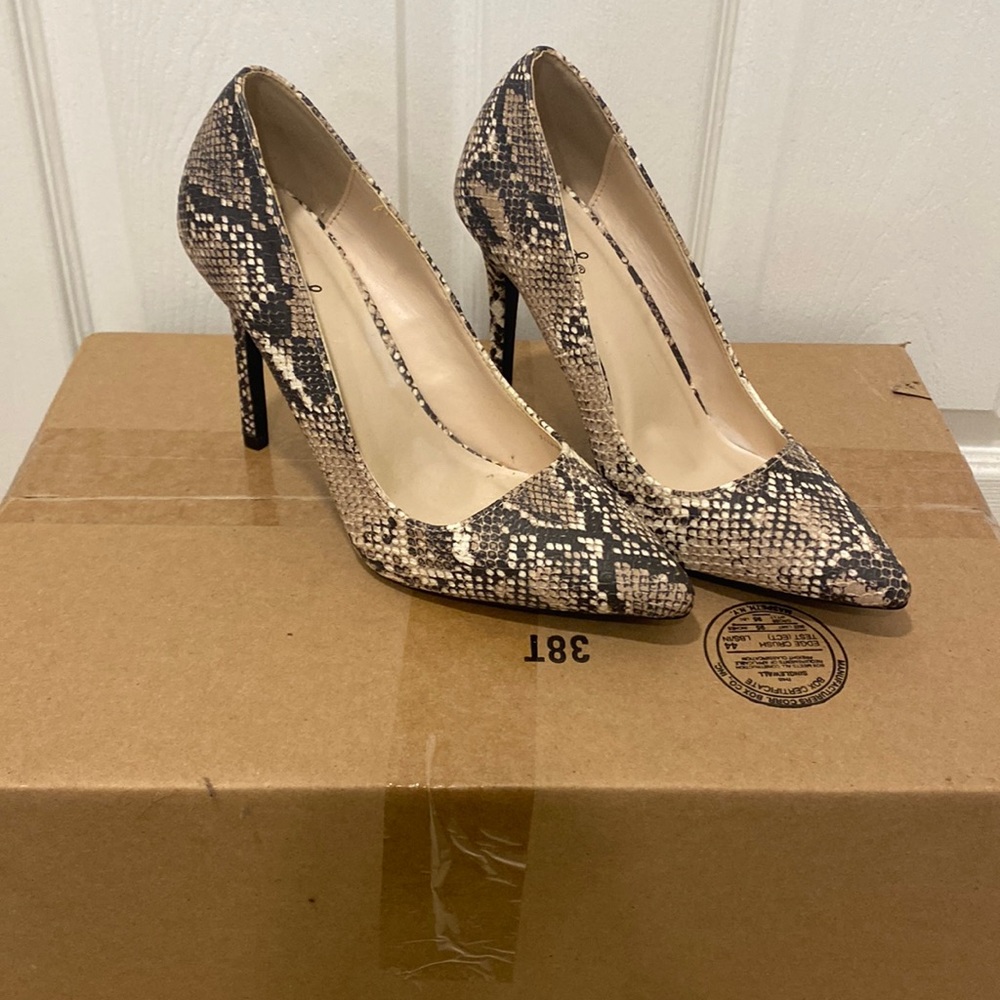 Snakeskin pointy toe heels - size 8